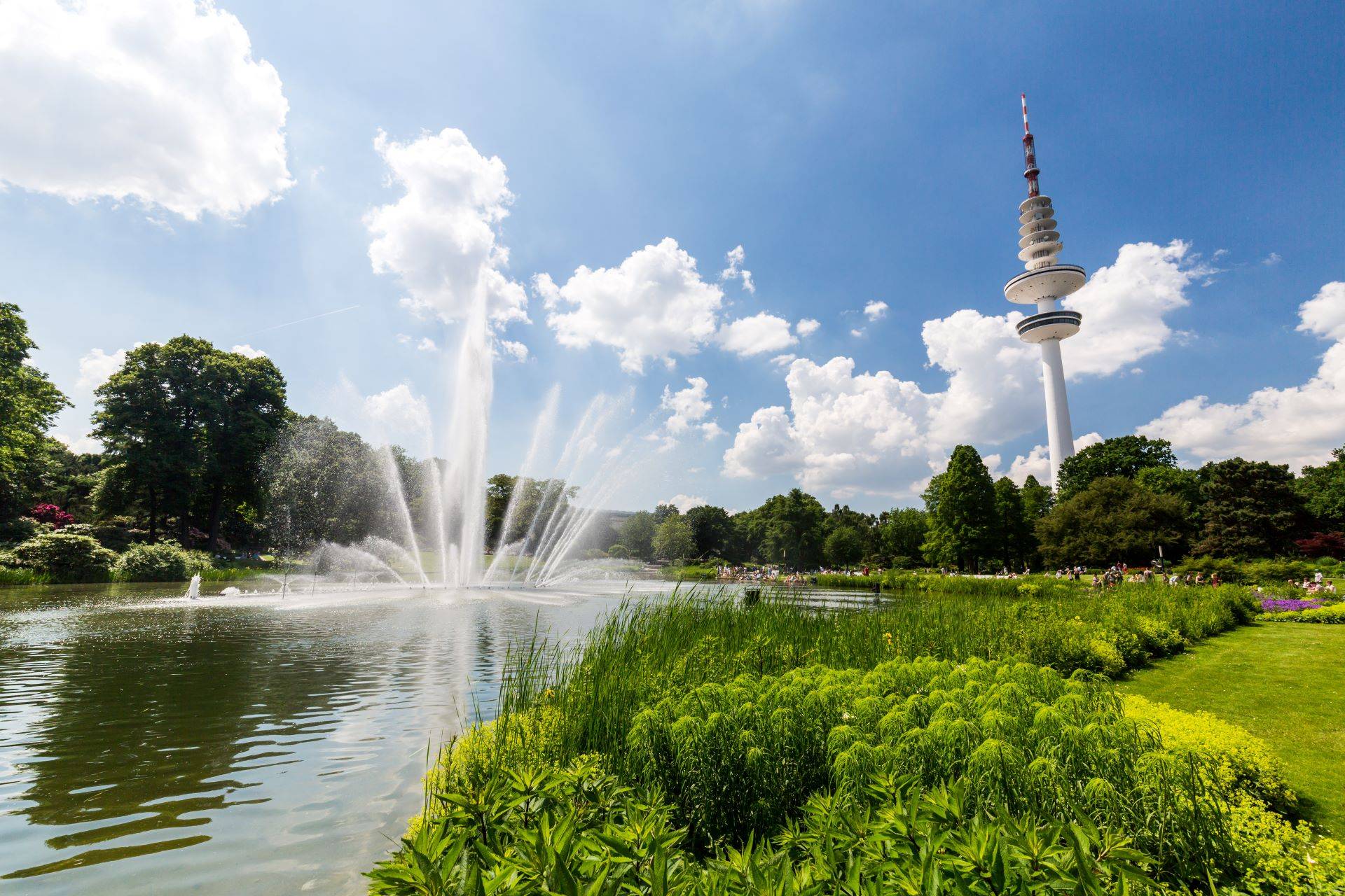 Fernsehturm Hamburg mit Wasserspielen im Planten un Blomen Park