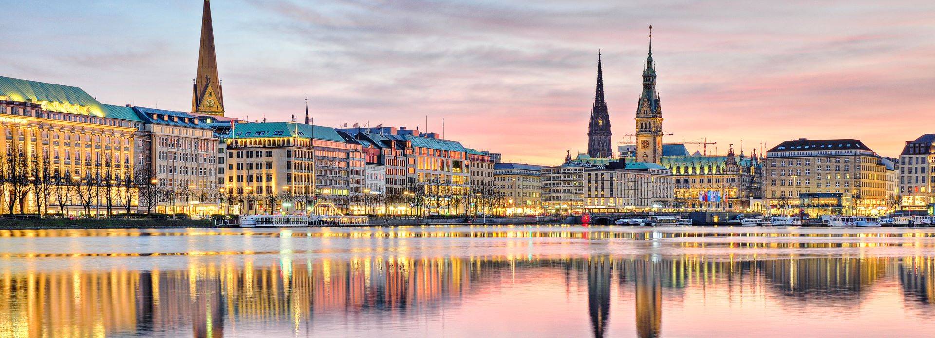 Abendliche Skyline von Hamburg mit Binnenalster und beleuchteten Gebäuden