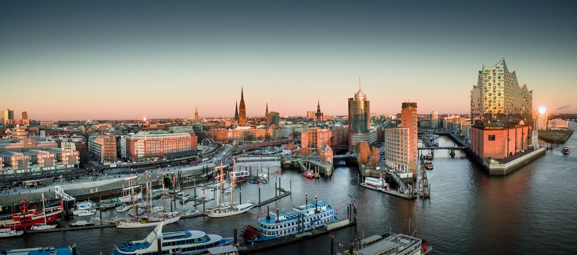 Abendlicher Hafenblick mit Elbphilharmonie, Escort Hamburg