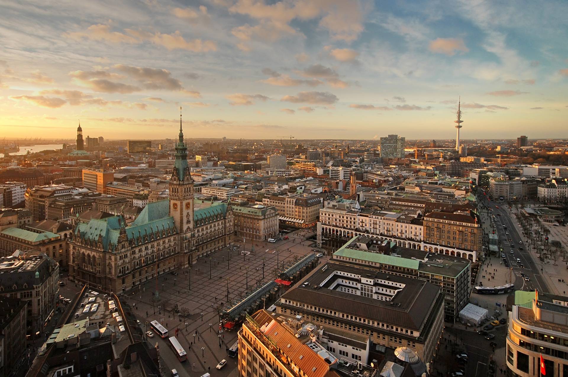 Rathausplatz in Abendstimmung, Escort Hamburg