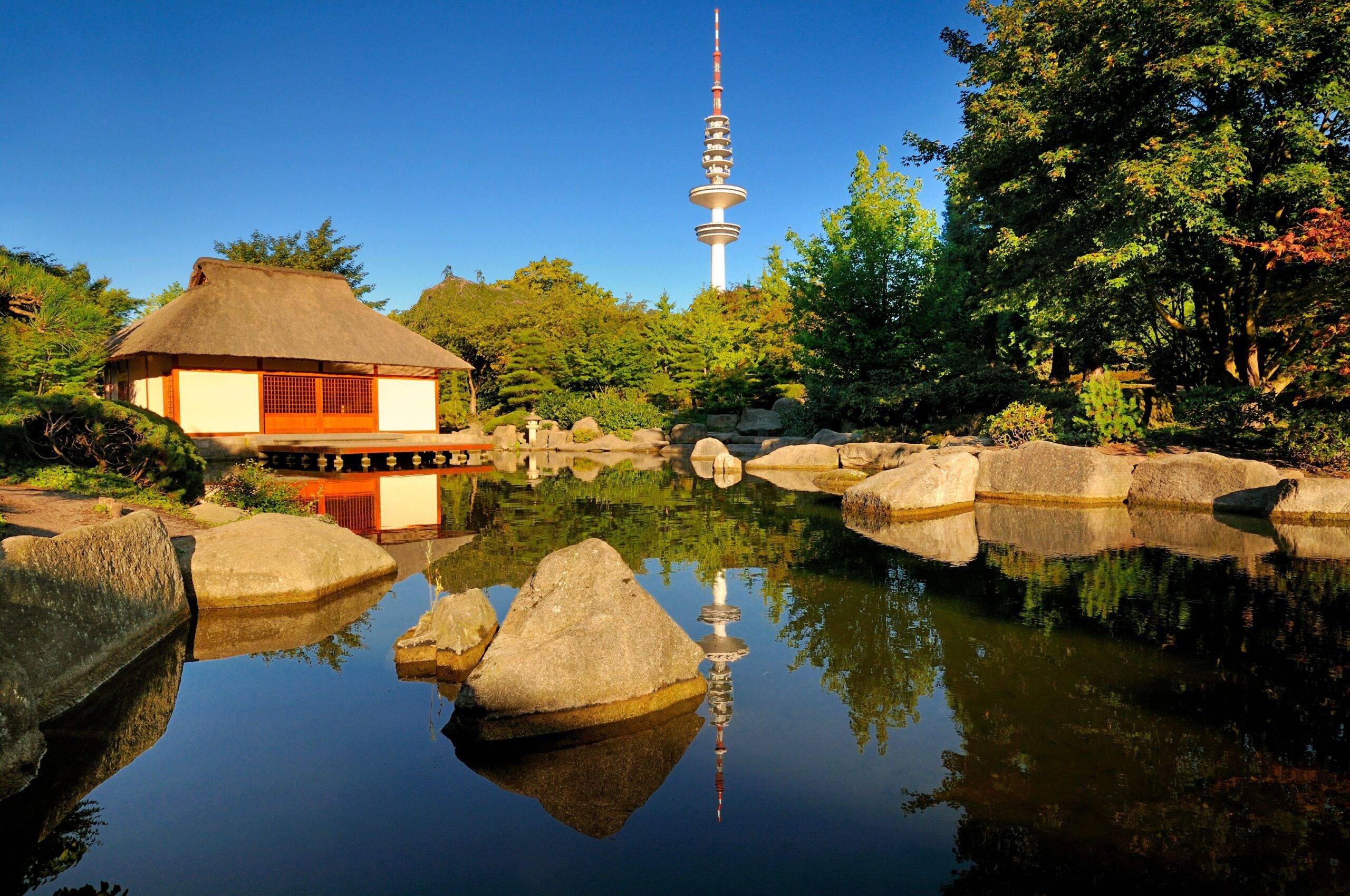 Japanischer Garten in Planten und Blomen mit Teich, Felsen und Blick auf den Hamburger Fernsehturm