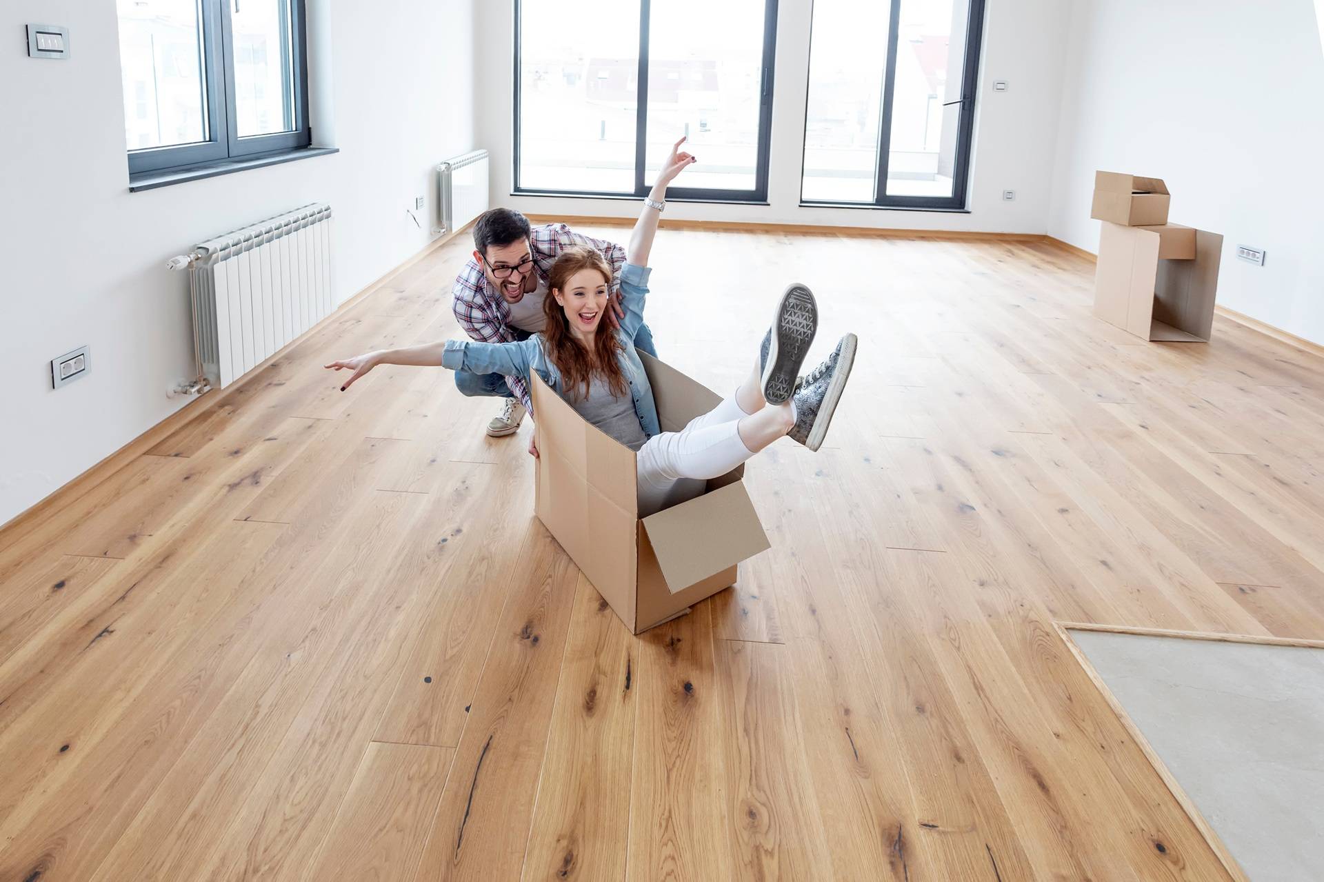 Einzug in neue Wohnung mit Umzugskarton | Entkalkungsanlage

