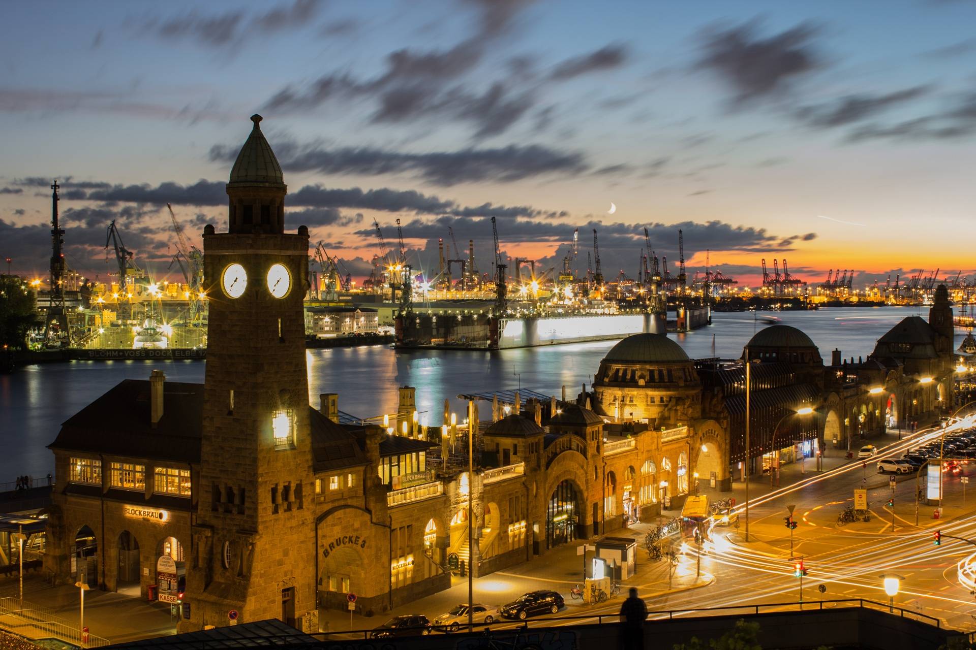 Landungsbrücken bei Nacht | Brautkleider Hamburg