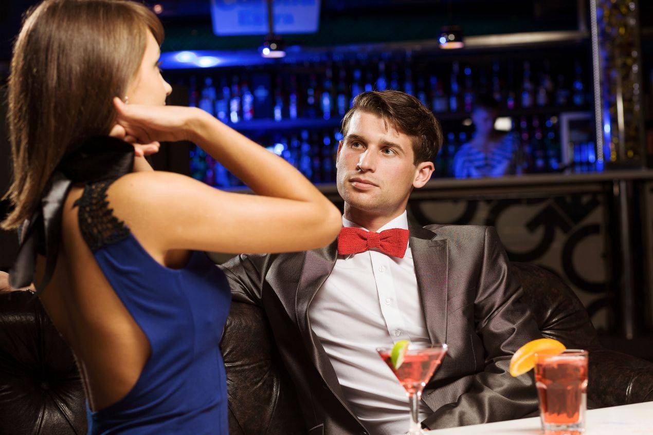 Szene mit elegantem Paar bei Cocktails – Symbolbild für den Lifestyle, den viele mit Escort werden in Hamburg verbinden.