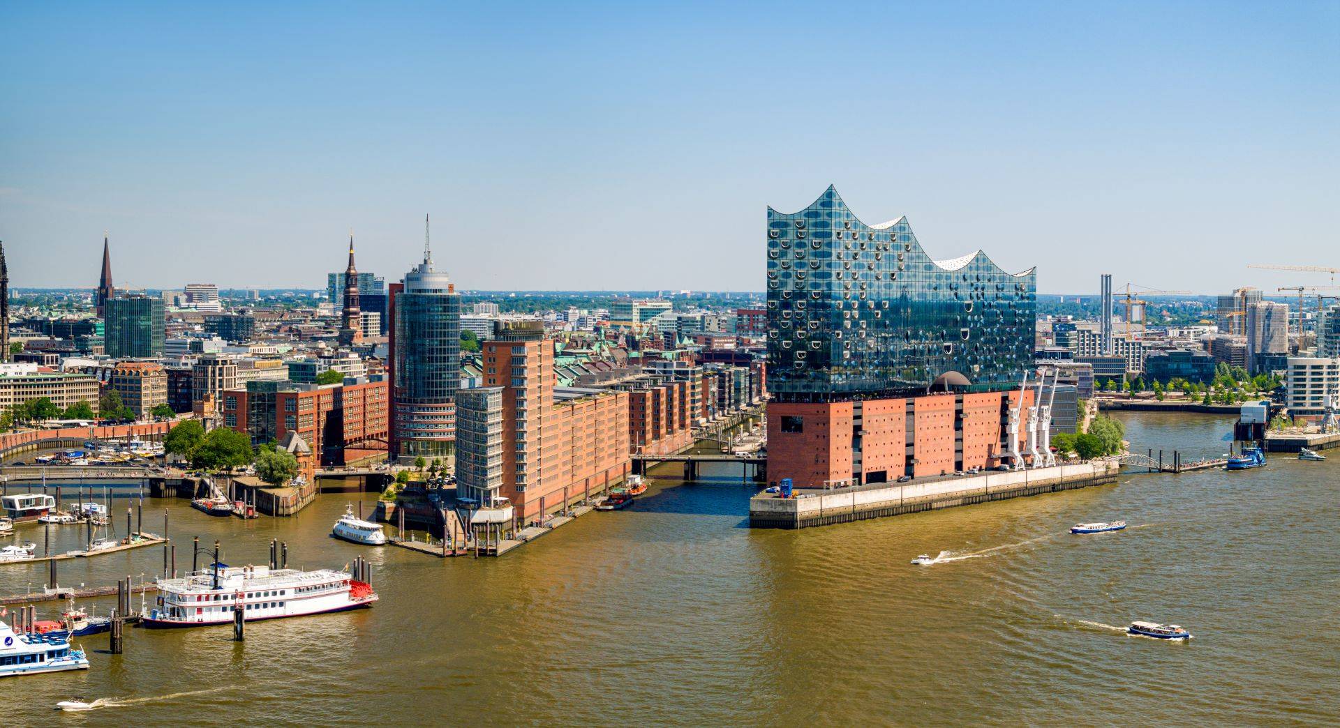 Hamburg Skyline mit Elbphilharmonie bei Sonnenschein